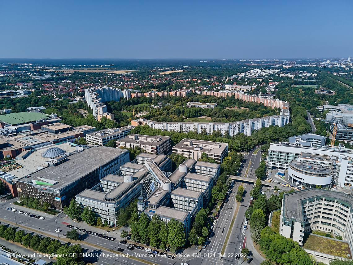 22.07.2022 - ehemaliges Alliant-Versicherungsgebäude und Wohnring in Neuperlach